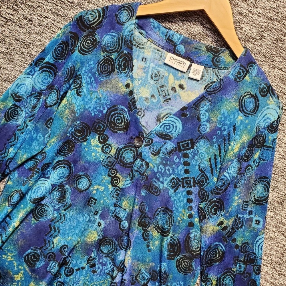 Chicos Travelers Abstract Slinky Knit Top Women Medium Blue Button Stretch Artsy